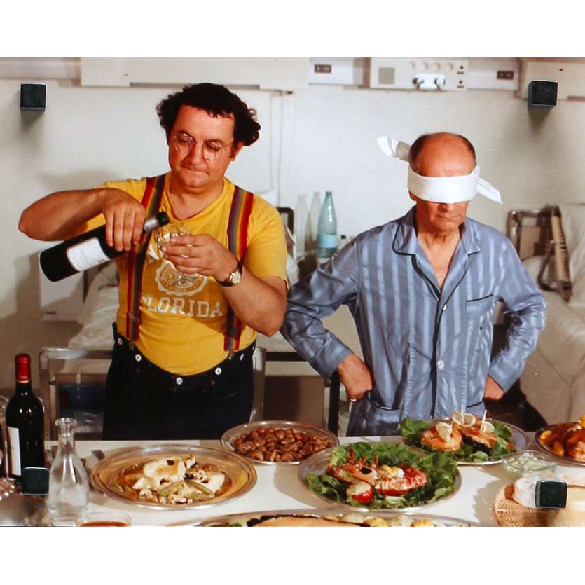 L'AILE OU LA CUISSE Photo de presse N28 - 24x30 cm. - 1976 - Louis de Funès, Coluche, Claude Zidi