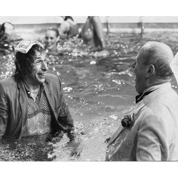 LE COUP DU PARAPLUIE Photo de presse - 18x24 cm. - 1980 - Pierre Richard, Gérard Oury