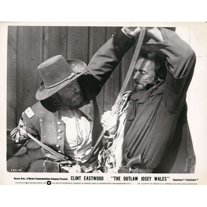 JOSEY WALES HORS LA LOI Photo de presse 282-65 - 20x25 cm. - 1976 - Sondra Locke, Clint Eastwood