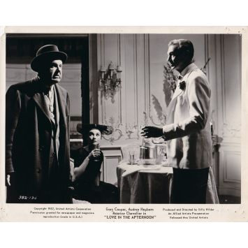 ARIANE Photo de presse 382-34 - 20x25 cm. - 1957 - Audrey Hepburn, Billy Wilder